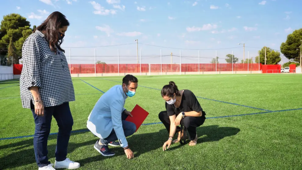 Garrapinillos estrena un renovado campo de fútbol con césped artificial