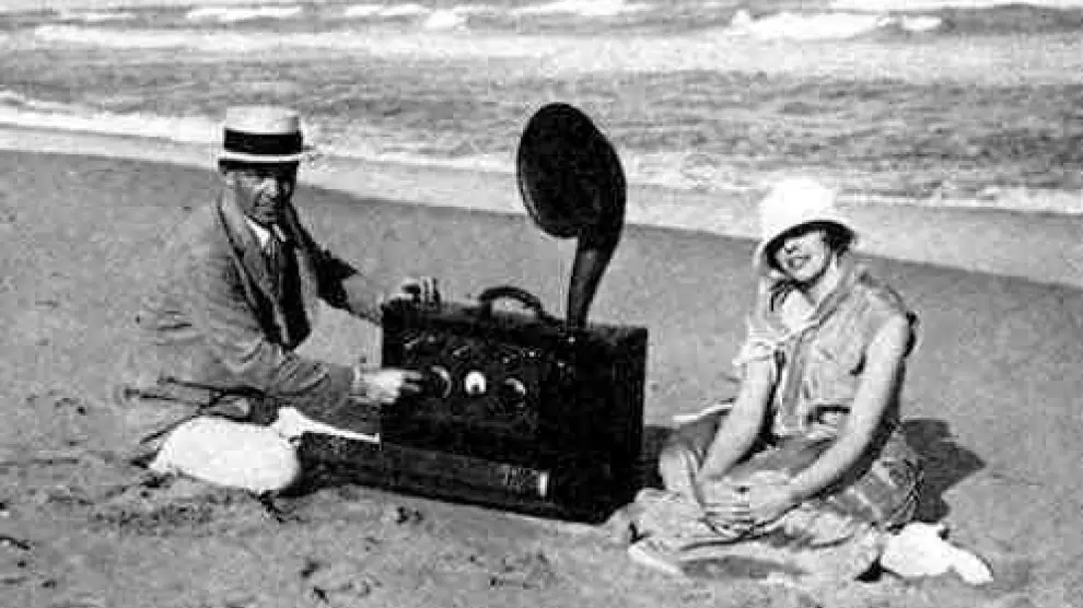 El ingeniero americano Edwin Armstrong, junto a su mujer y un receptor de radio superheterodino portátil, en Palm Beach, Florida, en 1923.