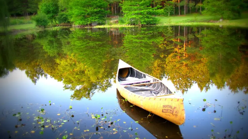 Imagen de archivo de una canoa sobre un río.