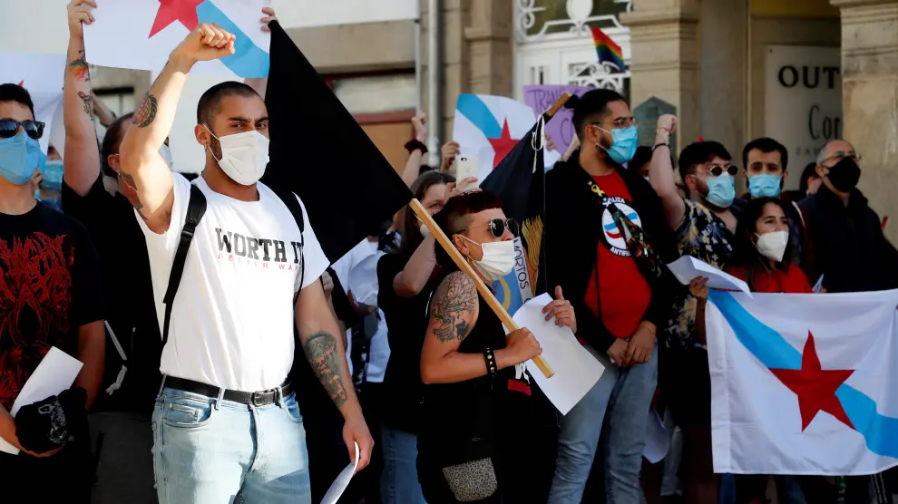 Varios manifestantes protestan con motivo de un mitin del presidente de Vox, Santiago Abascal, en Lugo, este viernes.
