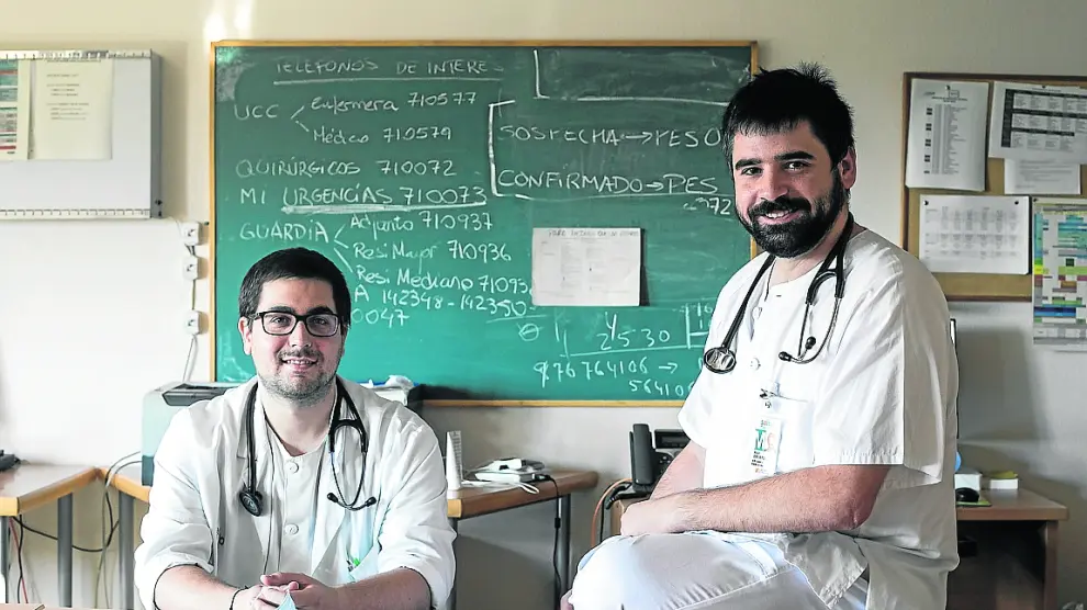 Los doctores José Miguel García Bruñén y Gonzalo Acebes, en el Hospital Miguel Servet.