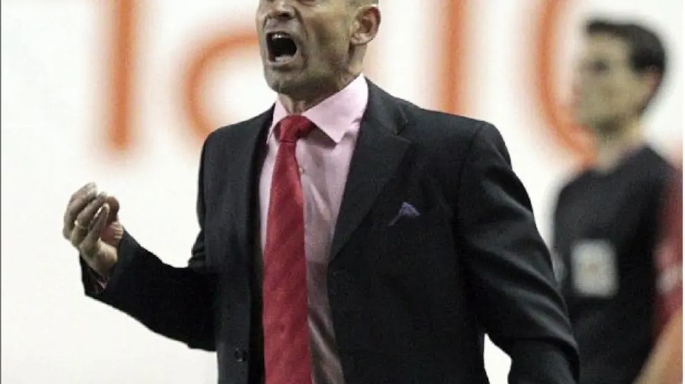 Paco Jémez, en un gesto propio de su personalidad como entrenador, en la banda de Vallecas en un partido del Rayo.