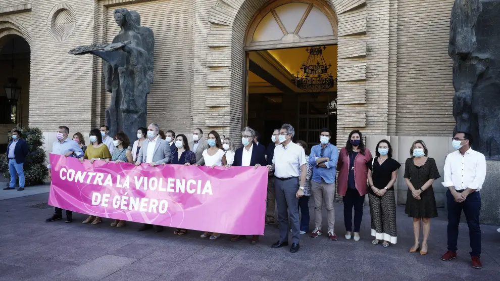Numerosos ciudadanos y colectivos contra la violencia machista o de mujeres discapacitadas se han sumado a la protesta convocada por el Ayuntamiento de Zaragoza al grito de "si tocan a una, tocan a todas".