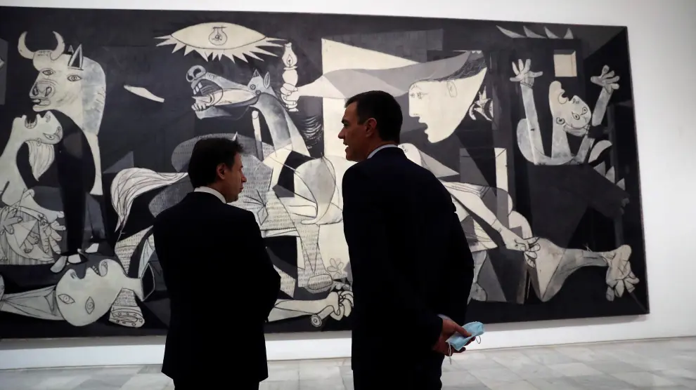 Conte y Sánchez, ante 'El Guernica' de Picasso, en el Museo Reina Sofía de Madrid.