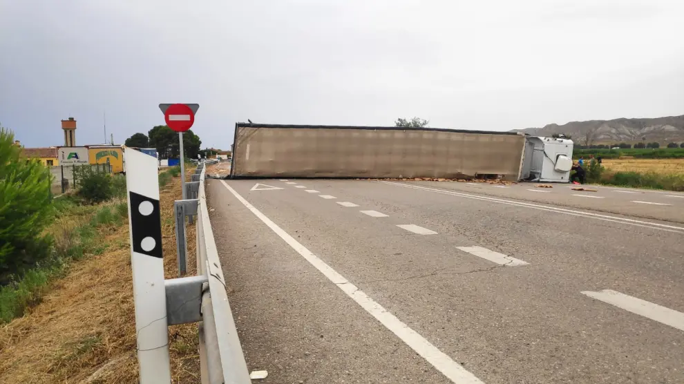 Cortada la N-II, a su paso por Osera de Ebro, tras volcar un camión