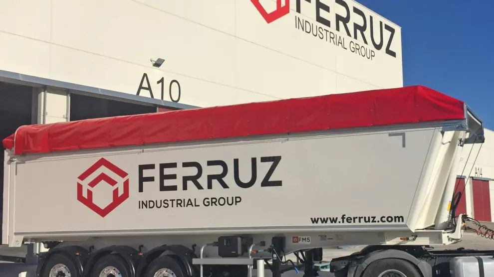 Un camión saliendo de las instalaciones de Ferruz en el Parque Tecnológico del Reciclado.