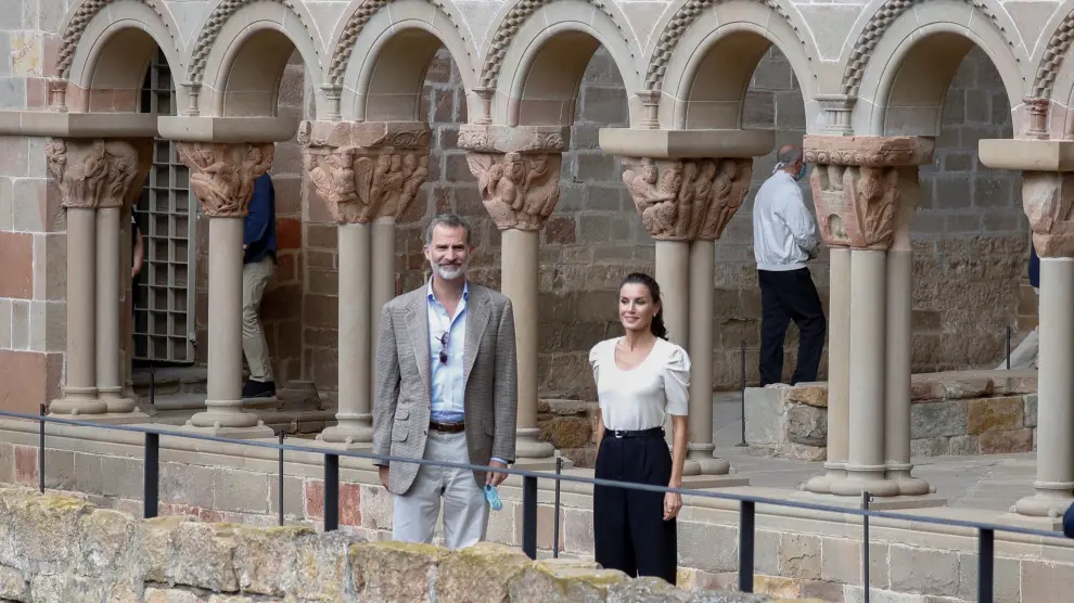 CUENCA, 02/07/2020.- El rey Felipe VI y la reina Letizia pasean por una de las calles de la ciudad de Cuenca, este jueves. EFE/Ballesteros [[[HA ARCHIVO]]] Los reyes visitan Cuenca