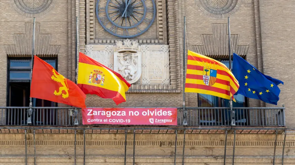 Las banderas del Ayuntamiento de Zaragoza ondean a media asta.