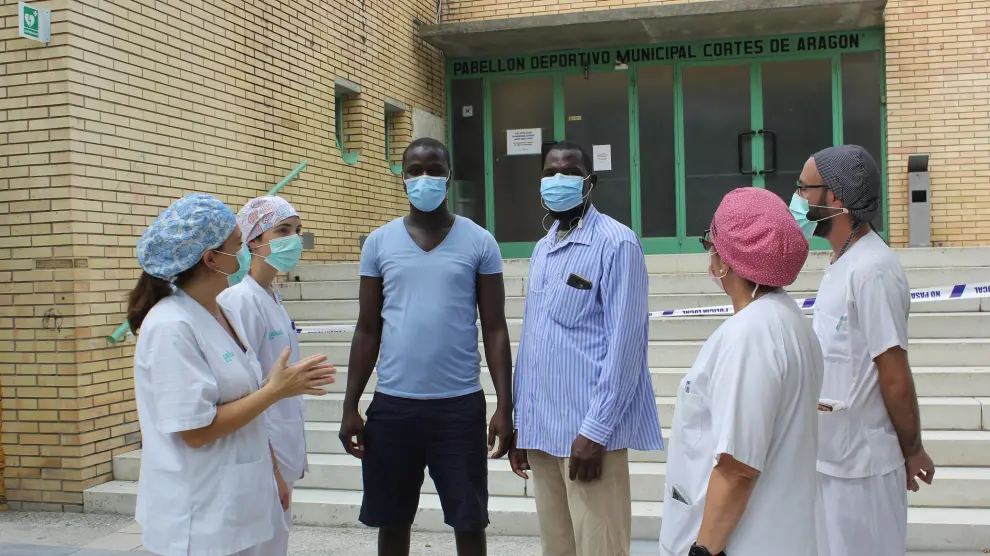 El equipo médico del pabellón covid junto a los dos últimos en recibir el alta, Djibril Manga y Dembo Sedebeh.