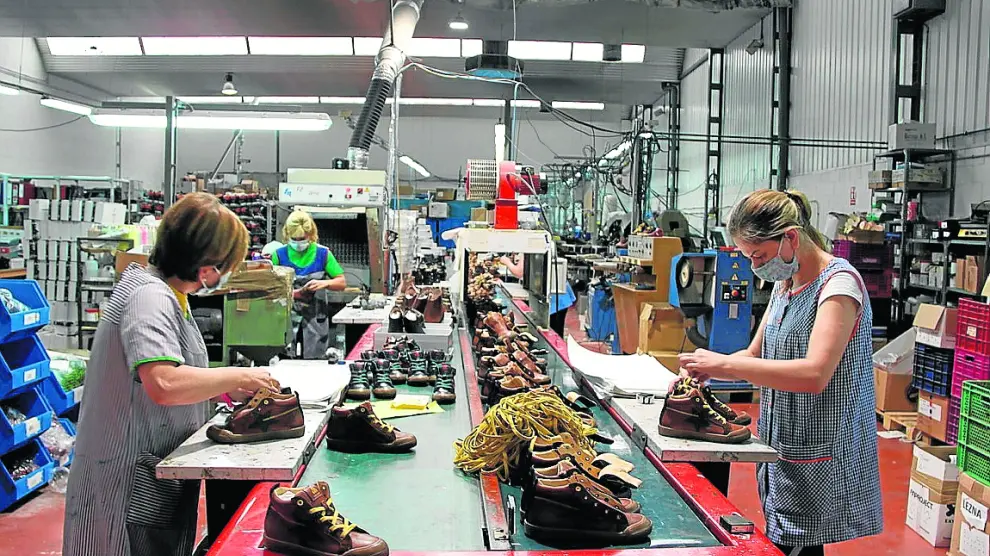 Trabajadoras en plena faena en las instalaciones de Illueca de la firma Acebos.