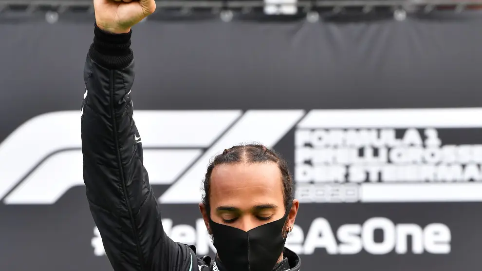 Hamilton hace en el podium de Austria el gesto contra el racismo.