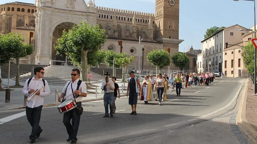 Imagen de una de las últimas celebraciones de la romería de Quililay de Tarazona, en la que los romeros se dirigen desde la catedral hacia el Crucifijo