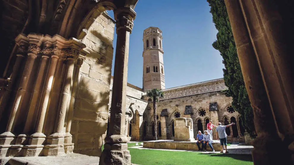 El monasterio de Rueda cuenta entre sus encantos con una torre de estilo mudéjar.