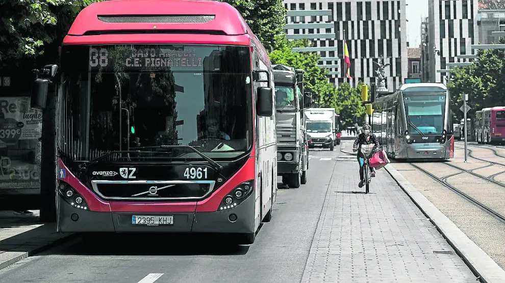 Un autobús y un tranvía, a su paso por el paseo de la Independencia.