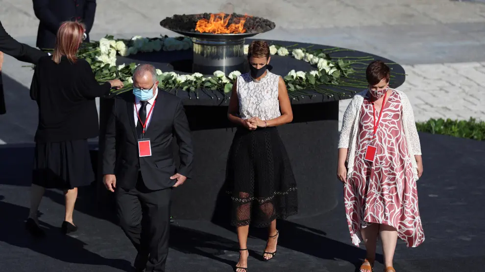 Carlos Aranda, la presidenta del Gobierno de Navarra e Isabel Gutiérrez tras depositar la rosa blanca en el pebetero