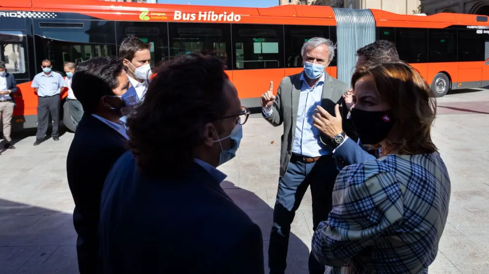 El servicio de autobuses urbanos de Zaragoza incorpora este jueves 17 nuevos vehículos híbridos y biarticulados