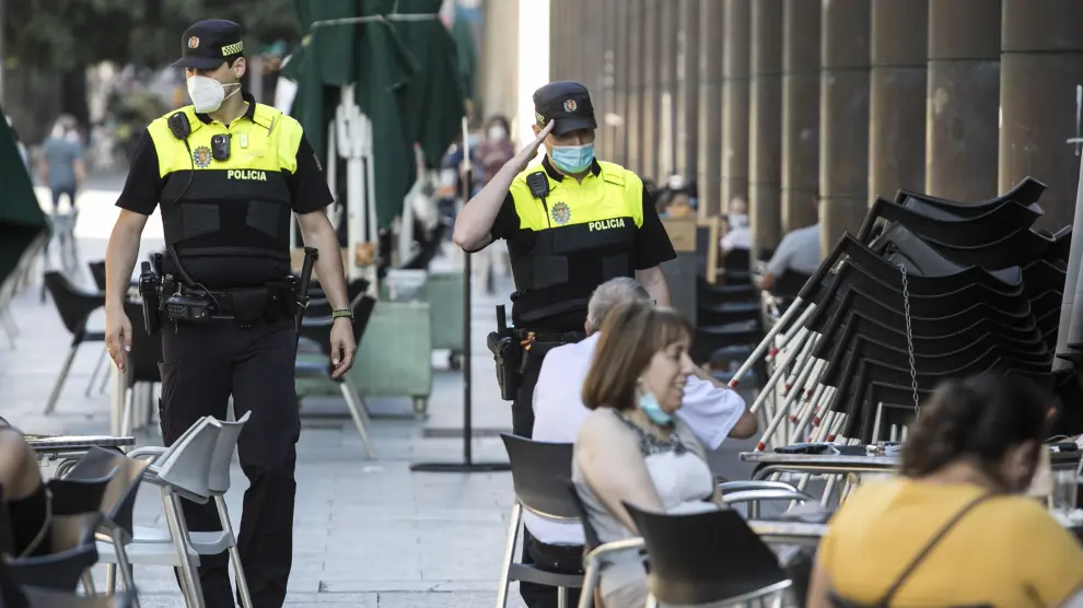 Policías Locales recuerdan el uso obligatorio de mascarilla en Zaragoza