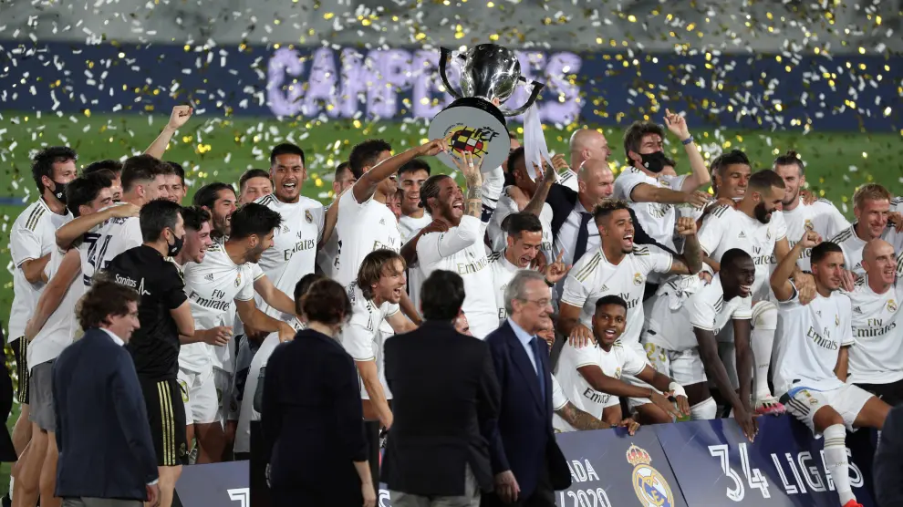 Los jugadores del Real Madrid celebran la consecución del título de liga tras su victoria ante el Villarreal