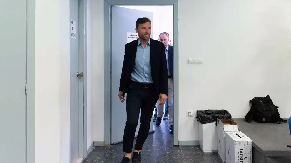 Lalo entra en la sala de prensa de la Ciudad Deportiva.