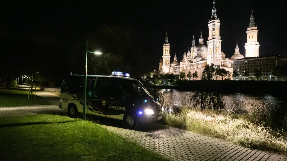 La Policía Local de Zaragoza patrullaba en la noche del viernes por zonas habituales de botellón.
