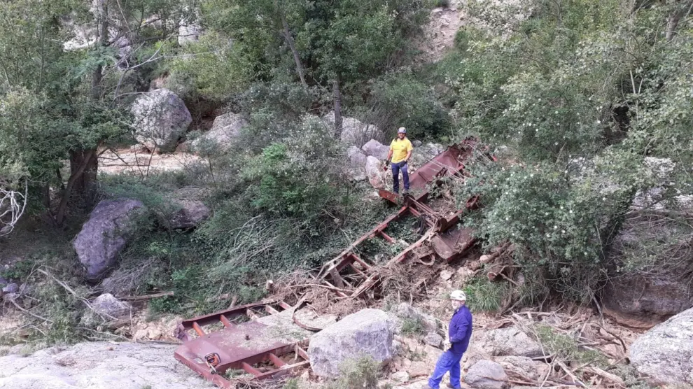 Rescate de un camión accidentado en el río Aguasvivas a su paso por Segura de los Baños.