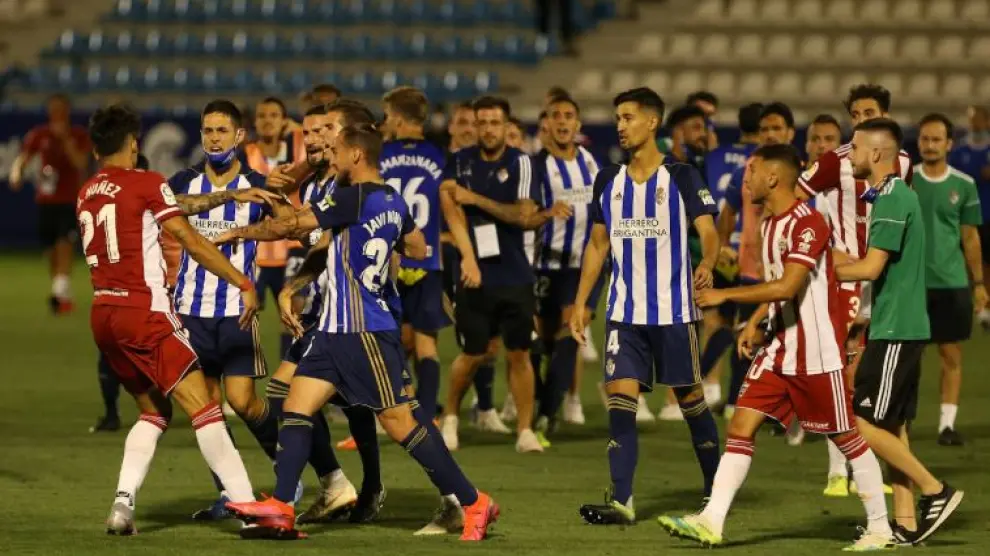 Un pasaje de la tangana que provocó Darwin Núñez en Ponferrada el pasado viernes al término del partido del Almería, por la que resultó expulsado.