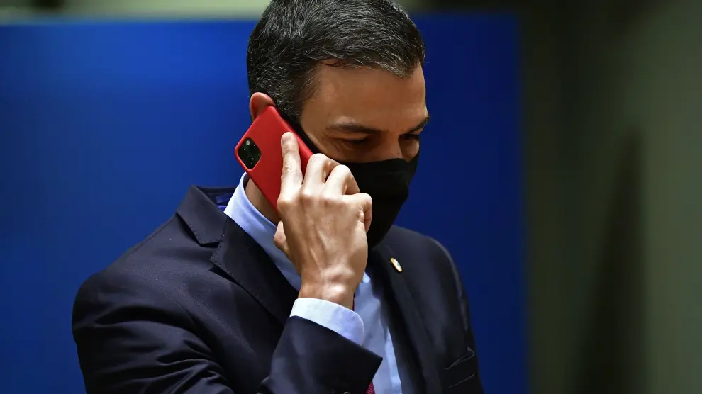 Pedro Sánchez hablando por teléfono durante la reunión en Bruselas
