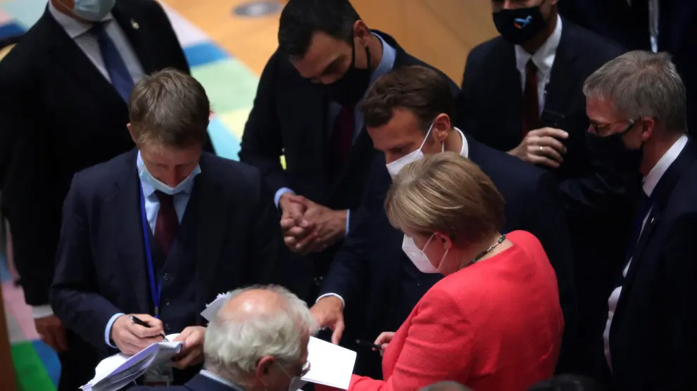 Pedro Sánchez junto a Macron, Merkel y otros líderes europeos durante la reunión en Bruselas