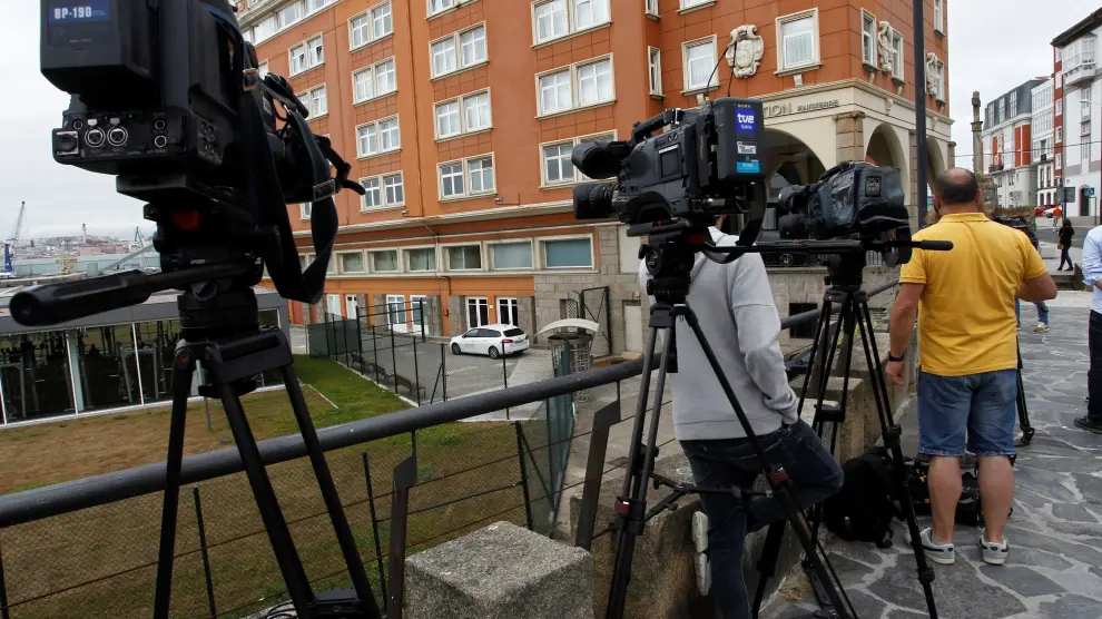 Varios medios toman imágenes del hotel donde continúan confinados los jugadores del Fuenlabrada