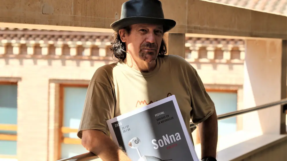 Luis Calvo, responsable de la programación del Festival Sonna, posa con el cartel.