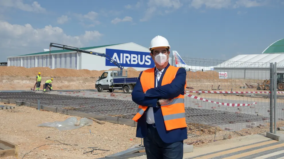 El director del aeropuerto, Alejandro Ibrahim, delante de las obras para construir tres naves destinadas a pequeños aviones.