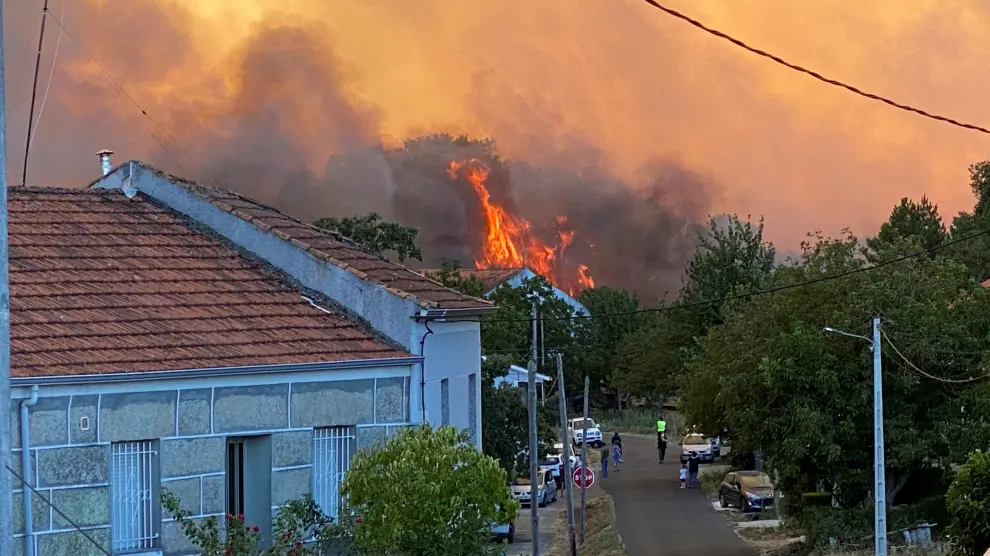 Un incendio forestal registrado esta tarde en el ayuntamiento orensano de Monterrei pone en alerta a núcleos de población