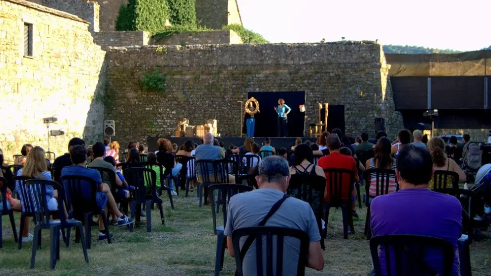 Las actuaciones tienen lugar al aire libre en el foso del Castillo de Aínsa