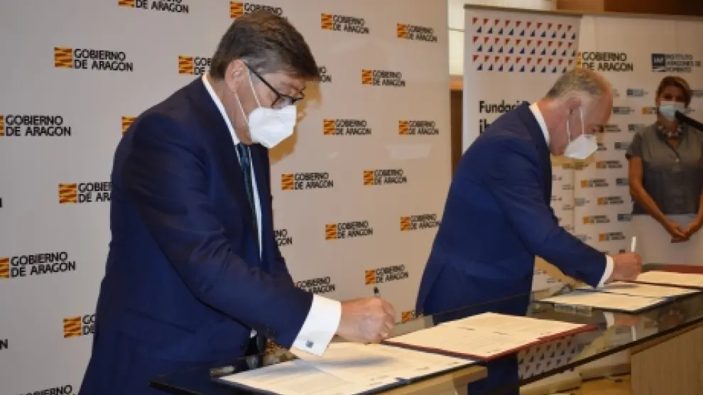 Arturo Aliaga y José Luis Rodrigo, durante la firma de los convenio este lunes.