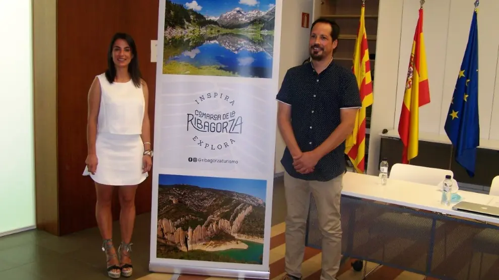 Los consejeros comarcales de Ribagorza Pilar Palacín e Isaac Sanrromá, responsables del área de Turismo, han presentado la campaña.