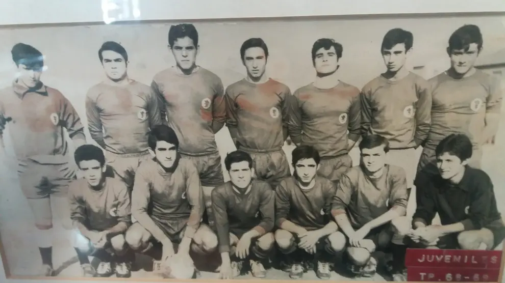 Antonio, segundo por la derecha en la fila inferior, formando con el juvenil del Montecarlo en la temporada 1968-1969.
