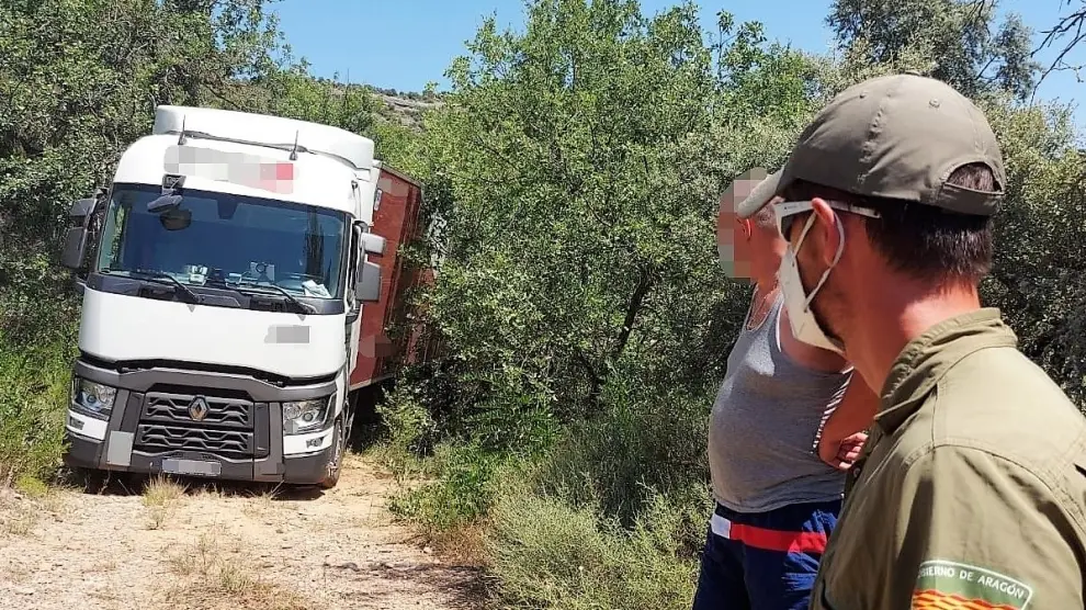 El conductor del tráiler, de nacionalidad ucraniana, intentó dar la vuelta pero el vehículo quedó atascado