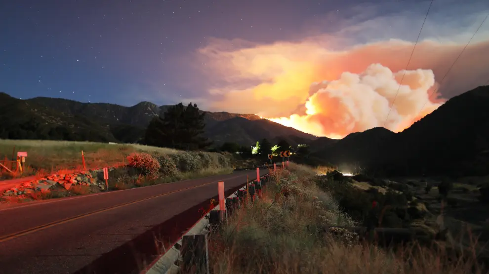 Miles de evacuados por un incendio forestal al sur de California.