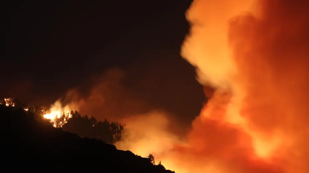 Thousands evacuated as Apple Fire burns east of Los Angeles