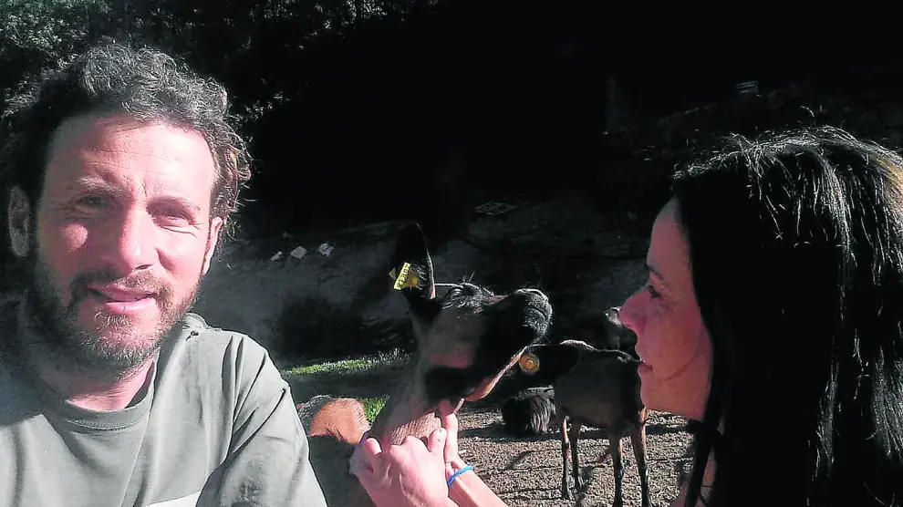 Jorge Ezquerra e Irene Latre, con sus cabras con las que producen diferentes variedades de queso.