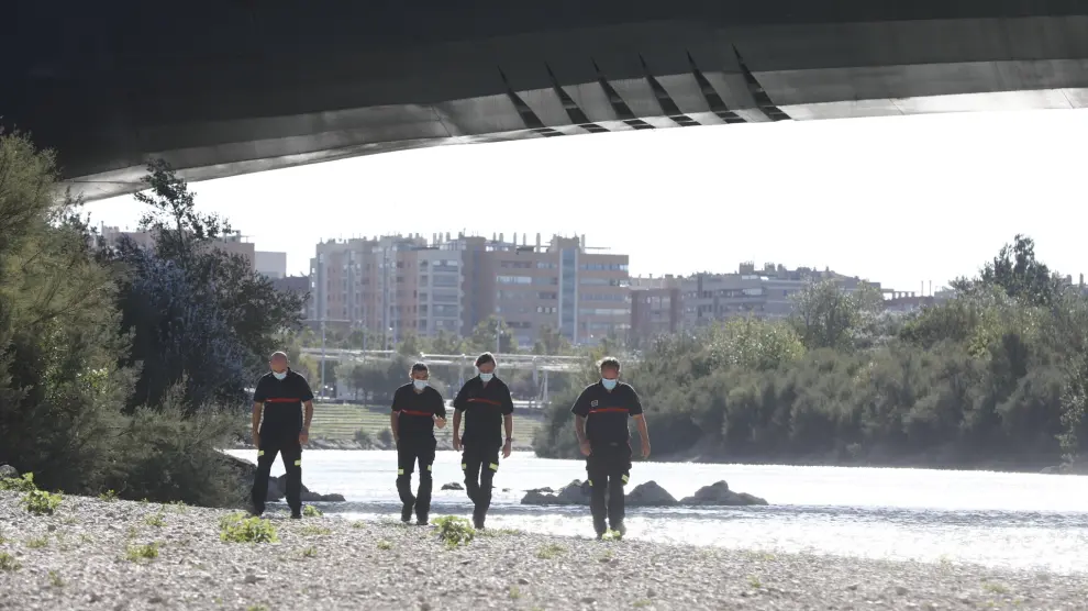 Los Bomberos de Zaragoza han retomado este lunes por la mañana la búsqueda del camionero que desapareció este domingo en el Ebro, cuando trataba de cruzarlo a nado.Los Bomberos han registrado 250 metros cuadrados de cauce durante la mañana.