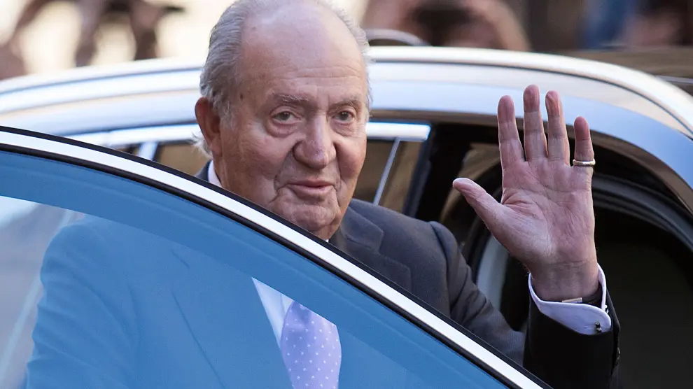 Juan Carlos I se despide de los ciudadanos tras asistir a la tradicional misa de Domingo de Resurreción en Palma en 2018.Spain's former king Juan Carlos is once again in the spotlight after his former mistress claimed he was involved in money laundering, sparking calls for an investigation. The scandal broke after two Spanish websites published recordings attributed to Corinna zu Sayn-Wittgenstein in which she alleges Juan Carlos tried to hide money transfers and used her name to buy property in Monaco and Morocco. The German aristocrat, who is based in Monte Carlo, also said he told her he had moved money into the account of a cousin, Alvaro d'Orleans Bourbon, in Switzerland. / AFP PHOTO / JAIME REINA