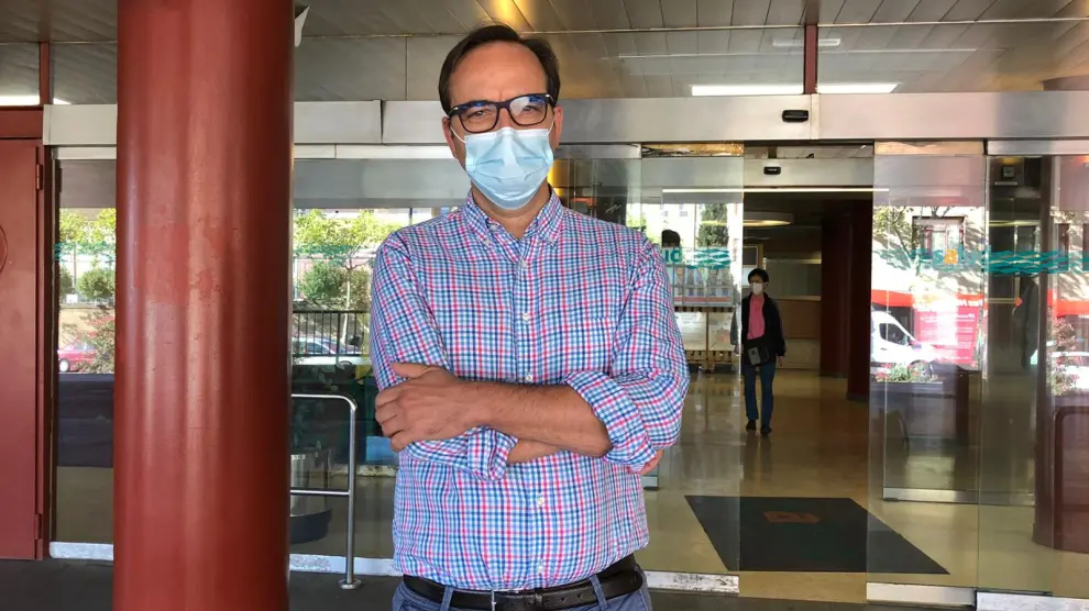 El doctor José Ramón Paño, a la salida de una guardia en el Hospital Clínico de Zaragoza.