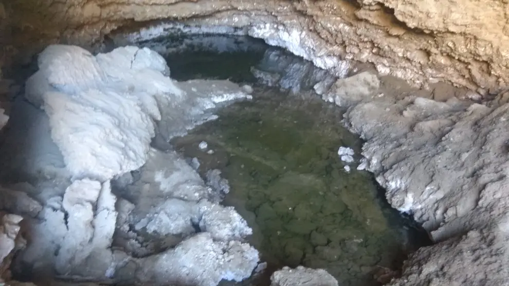El agua cargada de sal de esta pequeña fuente se calentaba hasta su evaporación, dejando la sal gema precipitada.