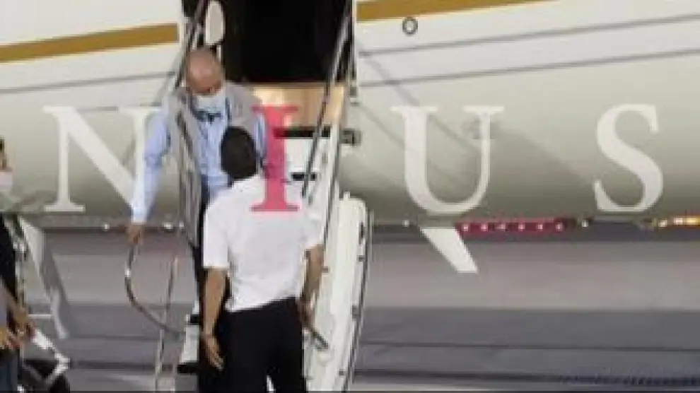Según el diario digital Nius, el rey emérito aterrizó en la capital de los Emiratos Árabes Unidos este lunes