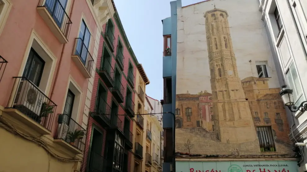 Mural que recuerda a la Torre Nueva, en la calle del mismo nombre de Zaragoza.