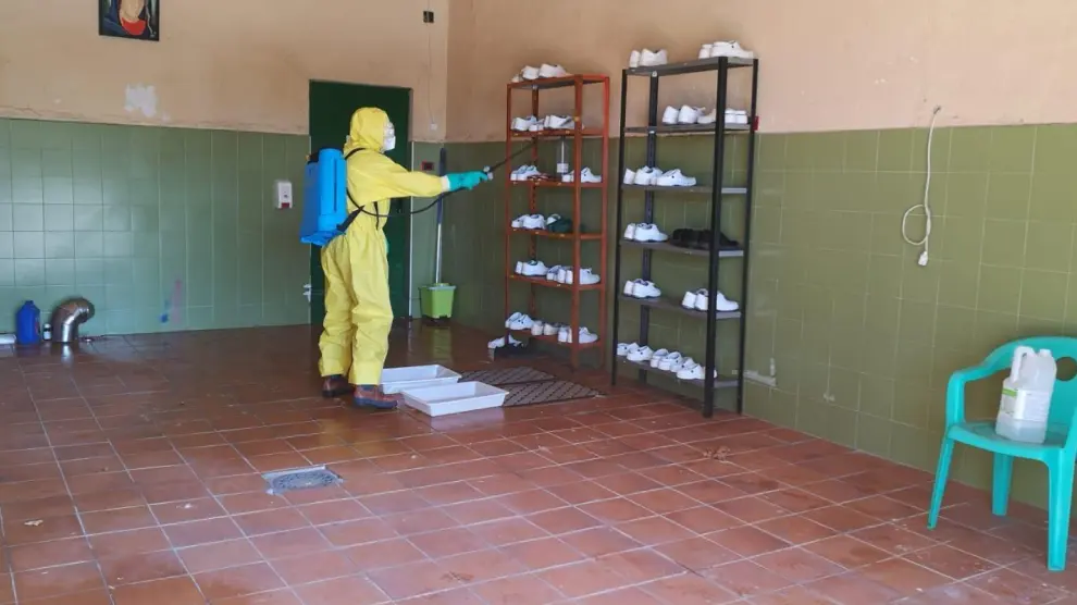 Labores de desinfección de los bomberos en la residencia de Burbáguena.