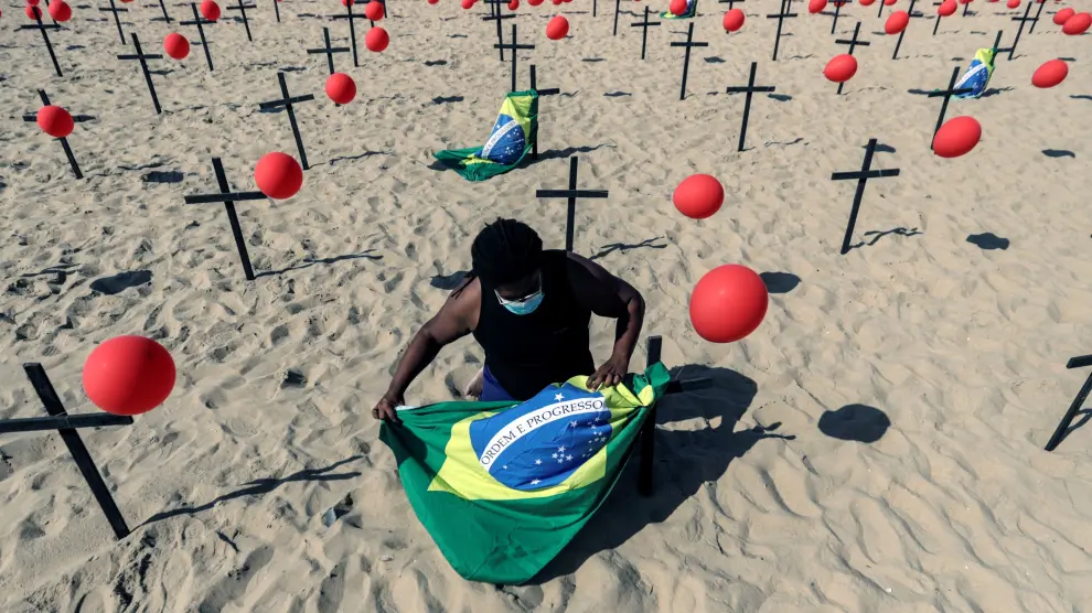 Un activista participa en un acto de homenaje a las víctimas en la playa de Copacabana, en Río de Janeiro.