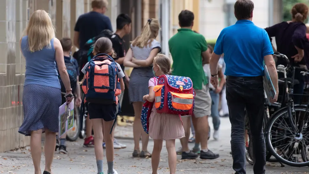 Berlin (Germany), 10/08/2020.- Students and parents arrive to Catholic school St. Louis (Katholische Grundschule Sankt Ludwig) in Berlin, Germany, 10 August 2020. Many of Germany's federal states have planned on making face masks compulsory in schools due to the ongoing coronavirus pandemic. (Alemania) EFE/EPA/HAYOUNG JEON New school year begins in Germany amid coronavirus woes