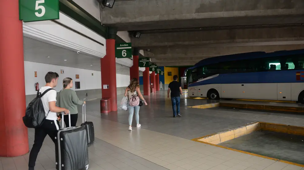 Un grupo de pasajeros en la estación de autobuses de Teruel.